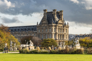 Louvre closes after bold daylight heist as police hunt experienced thieves   